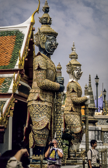 Großer Palast: Wat Phra Kaeo - Eingangstor, bewacht von riesigen Dämonen (Yaks) Bangkok