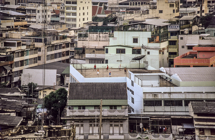 Blick vom Golden Mount: Fußballspielen auf einem Hausdach Bangkok