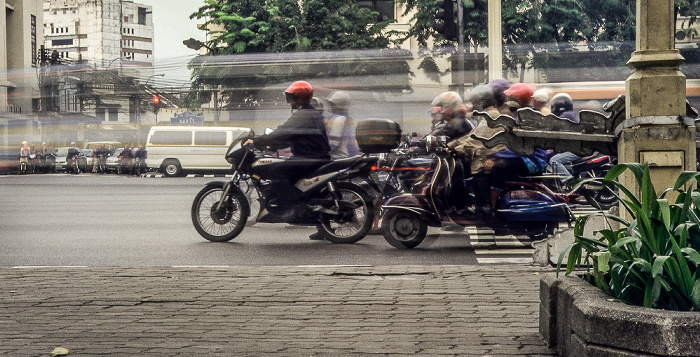 Bangkok Mopeds an der Straßenkreuzung
