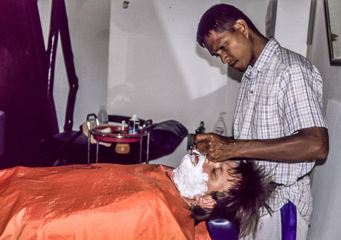 White Sand Beach: Jürgen beim Friseur Ko Chang