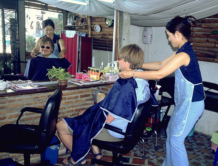 Jürgen beim Friseur Chiang Rai