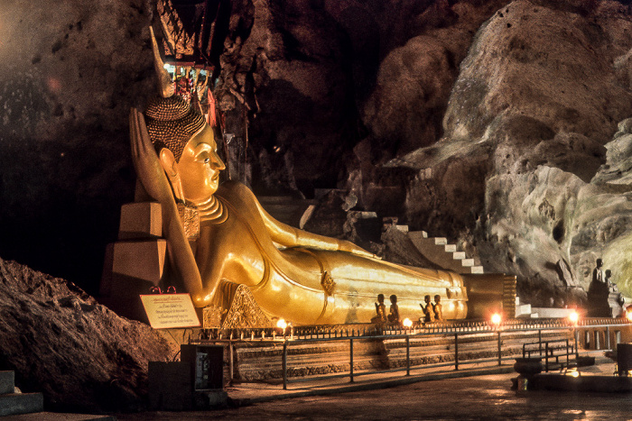 Wat Suwan Kuha (Höhlen- und Affentempel): Liegender Buddha Takua Thung