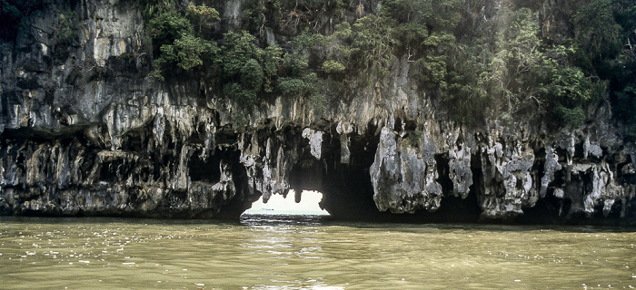 Andamanensee, Ko Thalu Ok mit der Tham Lawd-Höhle Phang Nga-Bucht