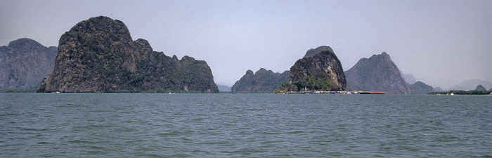 In der Bildmitte Muslimdorf (Ko Panyi) Phang Nga-Bucht