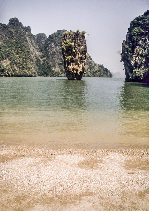 Blick von Khao Phing Kan auf die Andamanensee mit Ko Khao Tapu (James Bond-Felsen) Phang Nga-Bucht