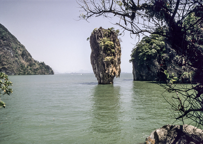 Blick von Khao Phing Kan auf die Andamanensee mit Ko Khao Tapu (James Bond-Felsen) Phang Nga-Bucht