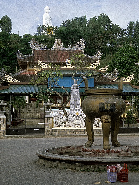 Nha Trang Long Son-Pagode, im Hintergrund der Große Sitzende Buddha Großer Sitzender Buddha