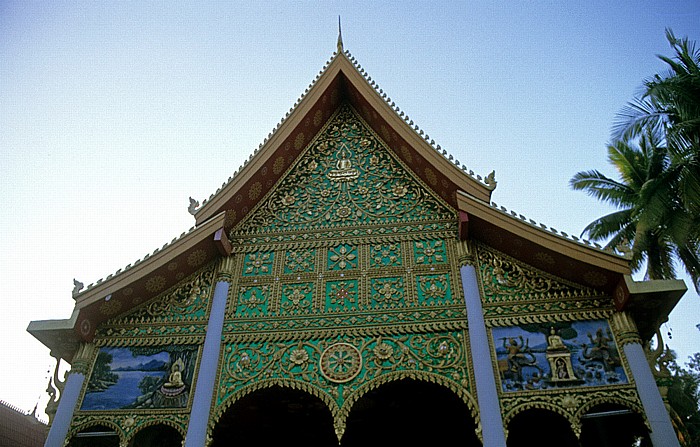 Vientiane Wat Inpeng: Mit Mosaiken und Holzreliefs verzierte Fassade