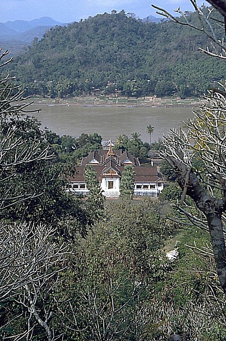 Blick vom Phousi: Königspalast, dahinter der Mekong Luang Prabang