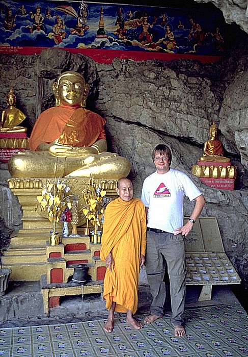 Tempelhöhle auf Phousi: Jürgen mit Mönch Luang Prabang