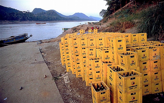 Stapel von Beer Lao-Kästen am Mekong Luang Prabang