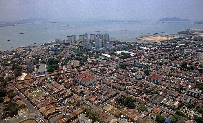 George Town (Penang) Blick vom Komtar Building Penang-Brücke
