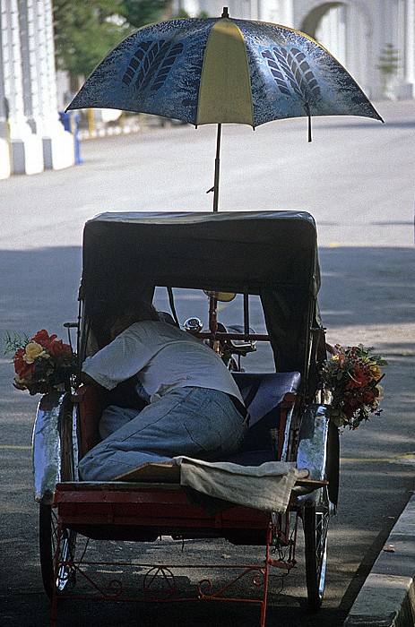 George Town (Penang) Ein Rikscha-Fahrer macht eine Pause