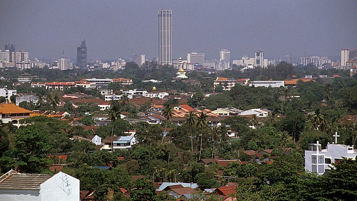 Blick vom Kek Lok Si-Tempel auf George Town mit dem Komtar Building Air Itam