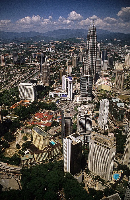 Blick vom Kuala Lumpur Tower: Stadtviertel rund um die Petronas Towers