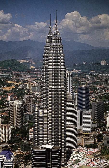 Blick vom Kuala Lumpur Tower: Petronas Towers Empire Tower Menara Maxis