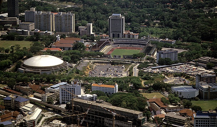 Blick vom Kuala Lumpur Tower: Stadium Negara (National Stadium) (links) und Merdeka Stadium