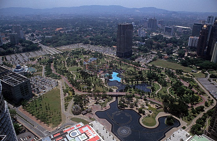 Petronas Towers: Blick von der Sky Bridge: KLCC Park Kuala Lumpur