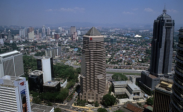 Petronas Towers: Blick von der Sky Bridge: Menara Public Bank Kuala Lumpur
