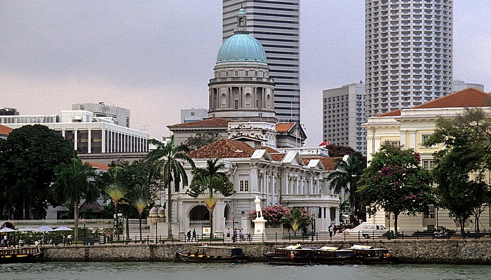 Singapur Von vorne nach hinten: Raffles-Denkmal, Parlament, Supreme Court (mit Kuppel), Raffles City Empress Place Building Singapore River