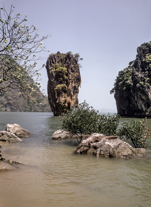 Blick von Khao Phing Kan auf die Andamanensee mit Ko Khao Tapu (James Bond-Felsen) Phang Nga-Bucht