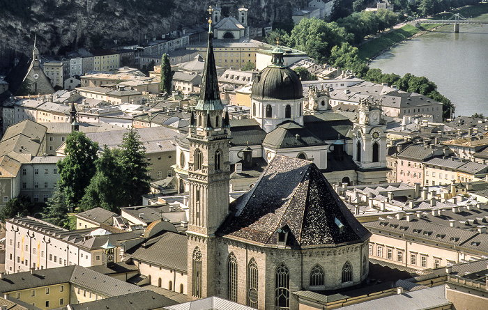 Blick von der Festung Hohensalzburg: Altstadt mit Franziskanerkirche (vorne) und Kollegienkirche Salzburg 2002