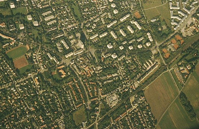 München Englschalking, links Daglfing, rechts Johanneskirchen Fideliopark-Hochhaus S-Bahnhof Englschalking Luftbild aerial photo