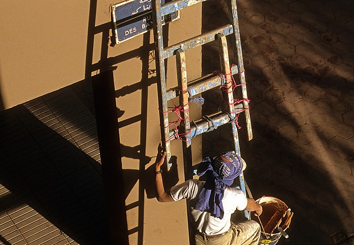 Ouarzazate Maler bei der Arbeit