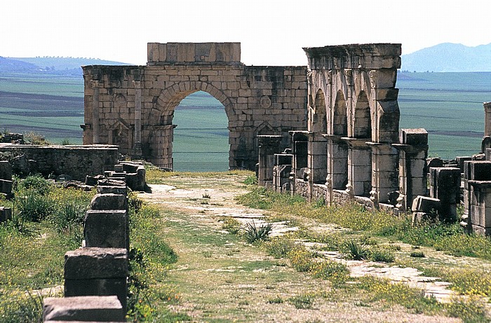 Römische Ausgrabungen: Decumanus maximus und Triumphbogen Volubilis