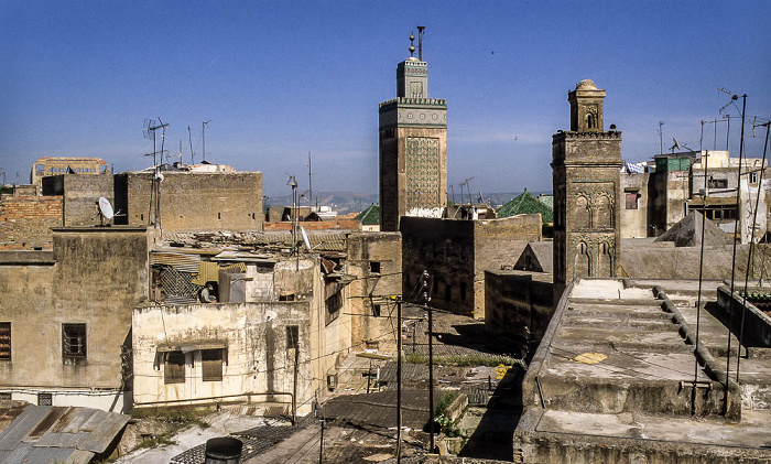 In der Bildmitte das Minarett der Medersa Bou Inania Fès