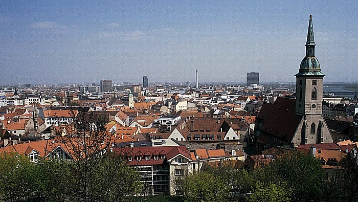 Blick vom Burgberg: Altstadt, rechts der St. Martins-Dom Bratislava