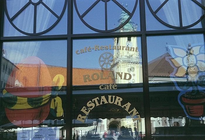 Der sich im Cafe Roland spiegelnde Franziskanerplatz Bratislava