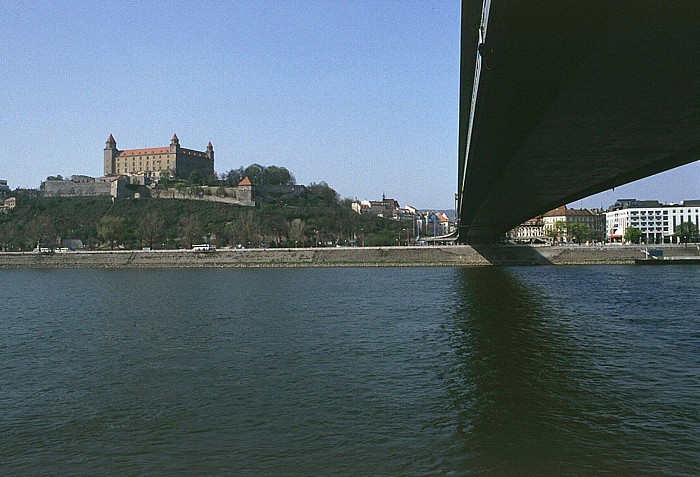 Donau, rechts die Neue Brücke, im Hintergrund die Burg Bratislava