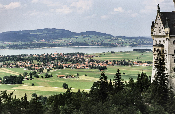 Schwangau Blick von der Marienbrücke: Forggensee und Schloss Neuschwanstein