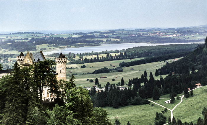 Schwangau Blick von der Marienbrücke: Schloss Neuschwanstein und Bannwaldsee