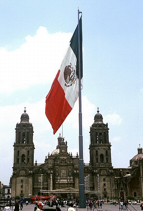 Zócalo mit mexikanischer Flagge, Kathedrale Metropolitana Mexiko-Stadt