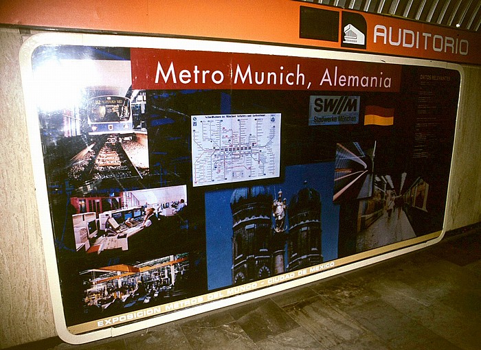 Metrostation Auditorio: Informationstafel zur U-Bahn München Mexiko-Stadt