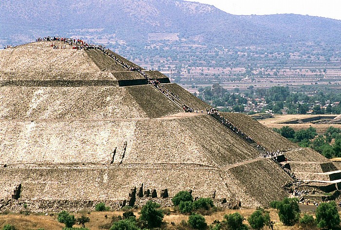 Blick von der Mondpyramide: Sonnenpyramide Teotihuacán