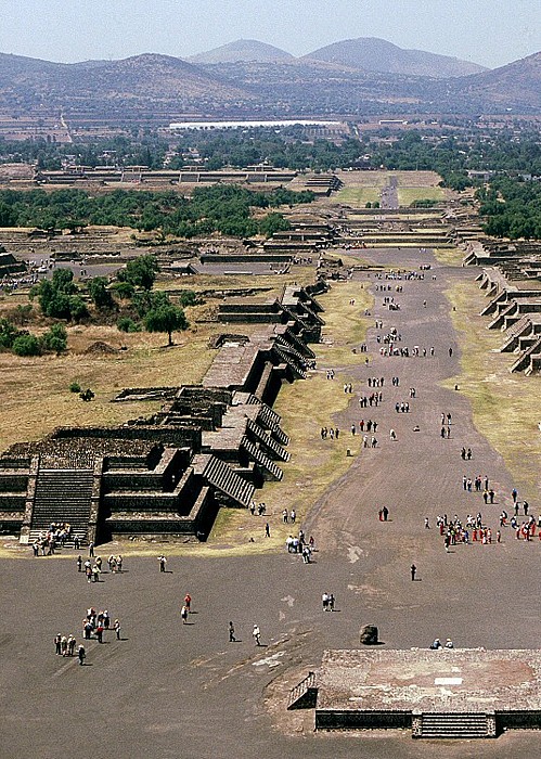 Blick von der Mondpyramide: Mondplatz und Straße der Toten Teotihuacán