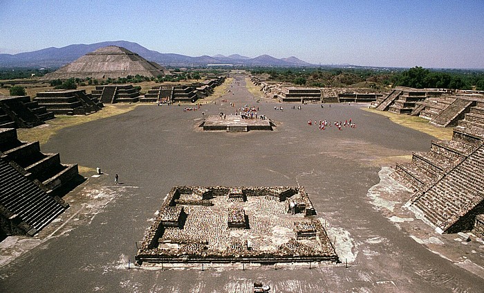 Teotihuacán Blick von der Mondpyramide: Mondplatz Sonnenpyramide Straße der Toten