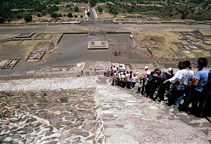 Blick von der Sonnenpyramide Teotihuacán