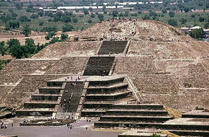 Blick von der Sonnenpyramide: Mondpyramide Teotihuacán