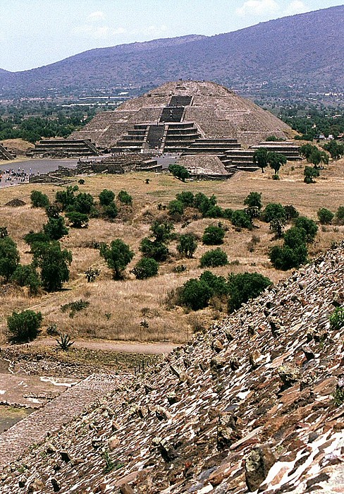 Blick von der Sonnenpyramide: Mondpyramide Teotihuacán