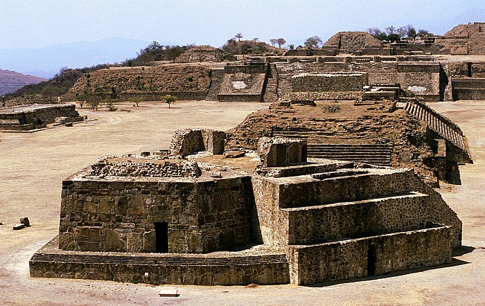 Monte Albán Blick von der Südplattform: Observatorium