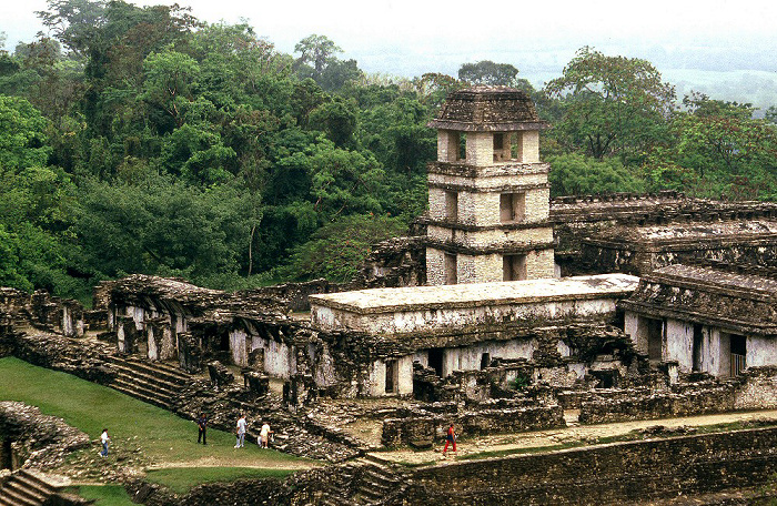 Blick vom Tempel des Kreuzes: Palast Palenque