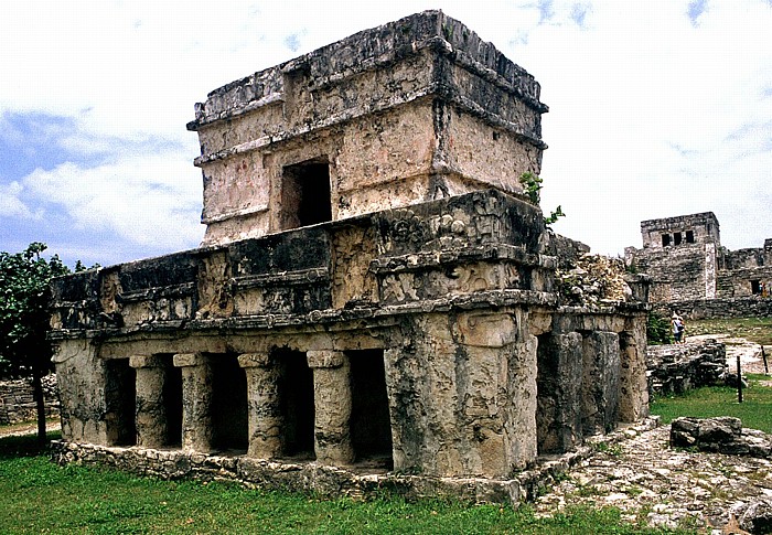 Tempel der Fresken, rechts im Hintergrund El Castillo Tulum