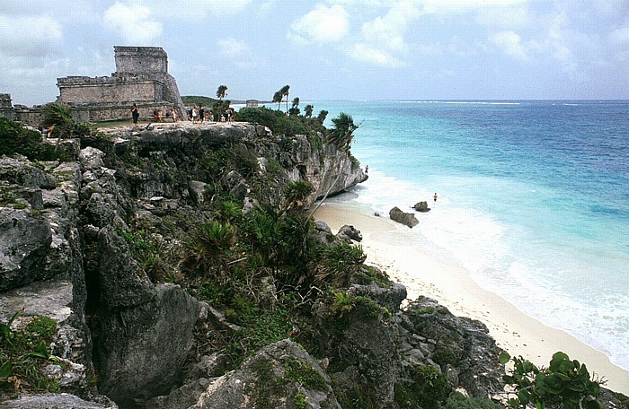 Tulum El Castillo und Karibisches Meer, im Hintergrund der Windtempel