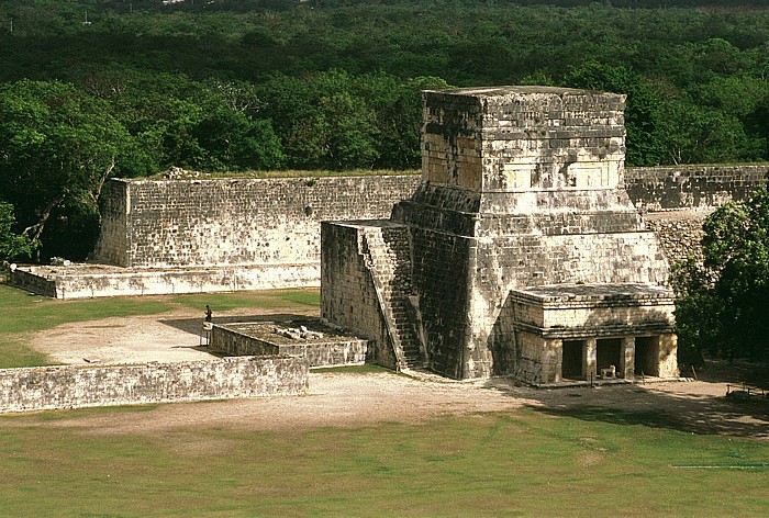 Blick von der Kukulkán-Pyramide: Ballspielplatz und Jaguartempel Chichén Itzá