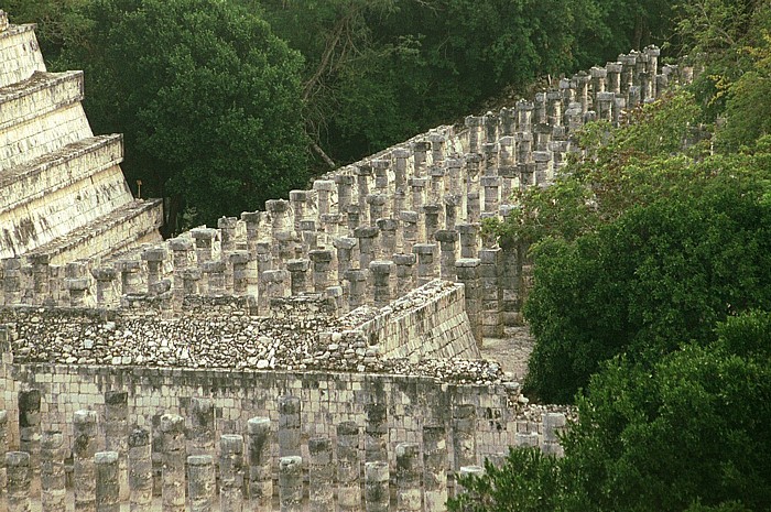 Blick von der Kukulkán-Pyramide: Halle der Tausend Säulen Chichén Itzá