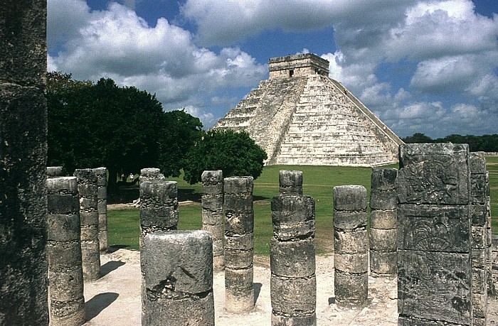 Chichén Itzá Halle der Tausend Säulen, im Hintergrund die Kukulkán-Pyramide